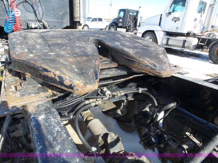 image for item J8804 2005 Freightliner Columbia semi truck