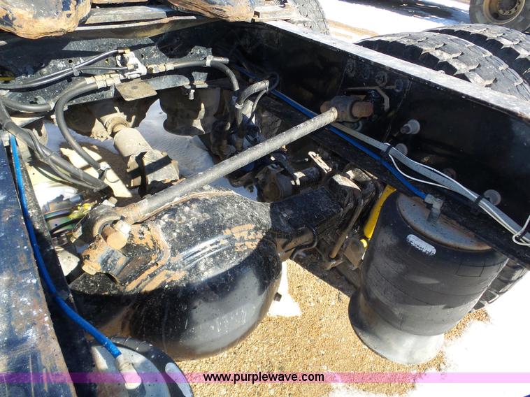 image for item J8804 2005 Freightliner Columbia semi truck