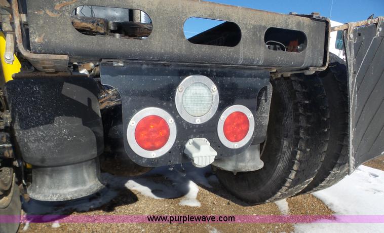 image for item J8804 2005 Freightliner Columbia semi truck