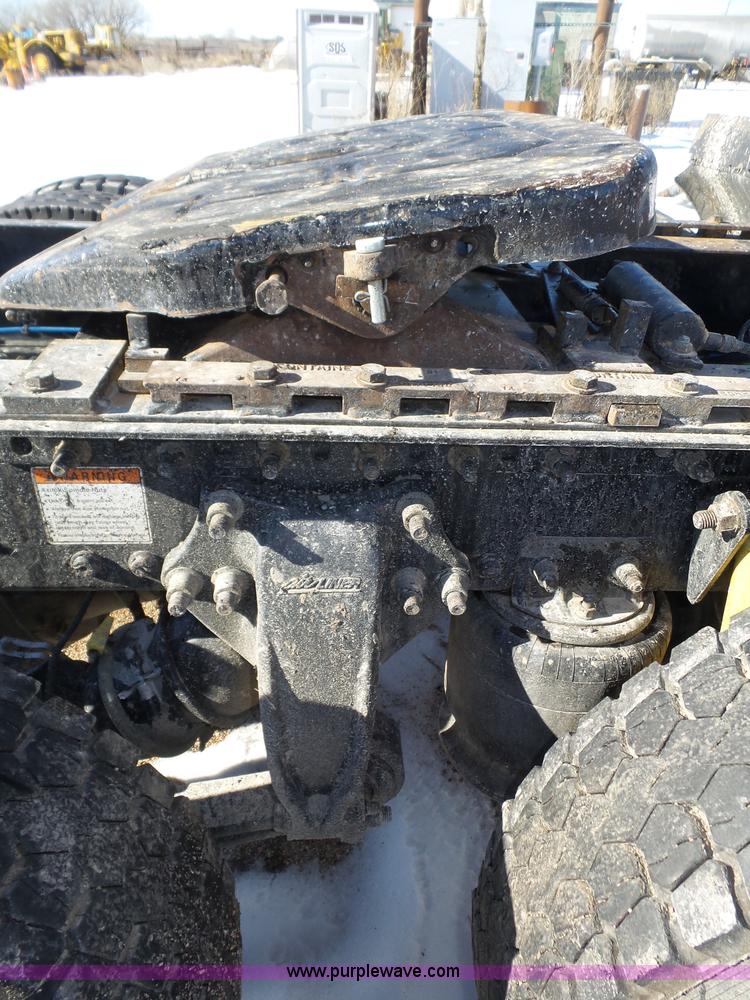 image for item J8804 2005 Freightliner Columbia semi truck