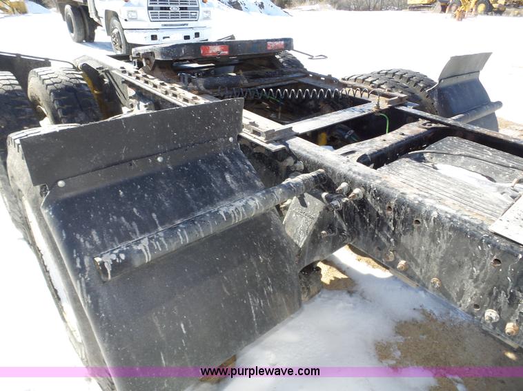 image for item J8804 2005 Freightliner Columbia semi truck