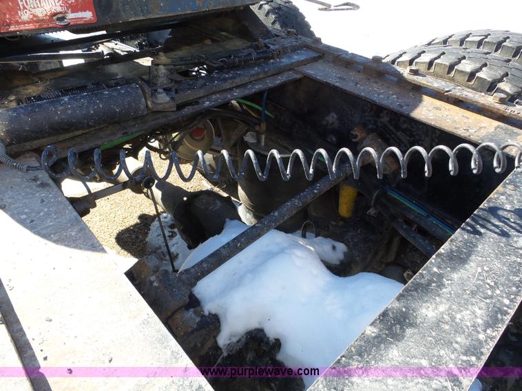 image for item J8804 2005 Freightliner Columbia semi truck