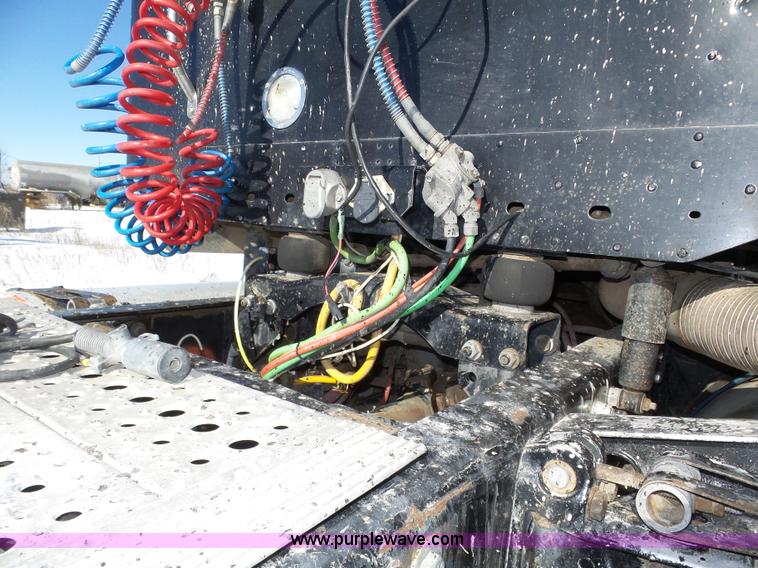 image for item J8804 2005 Freightliner Columbia semi truck