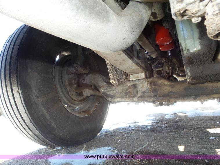 image for item J8804 2005 Freightliner Columbia semi truck