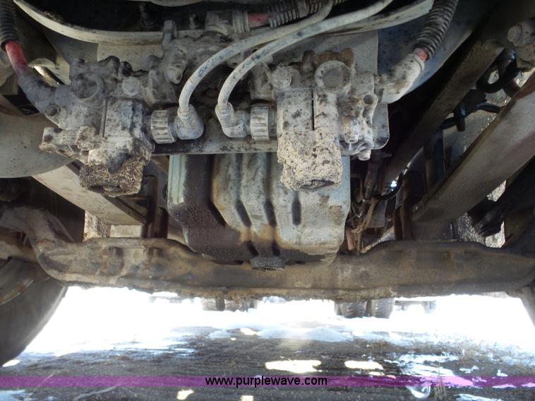 image for item J8804 2005 Freightliner Columbia semi truck