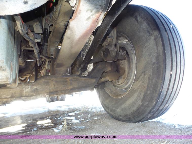 image for item J8804 2005 Freightliner Columbia semi truck