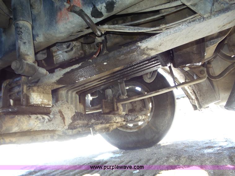 image for item J8804 2005 Freightliner Columbia semi truck