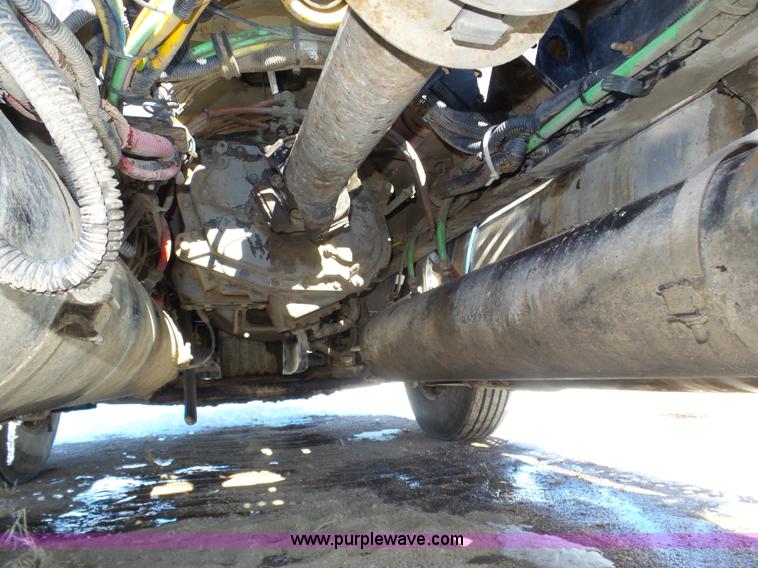 image for item J8804 2005 Freightliner Columbia semi truck