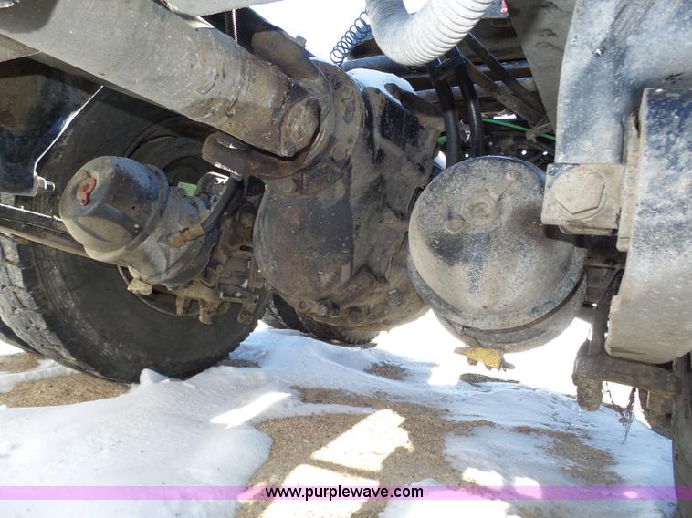 image for item J8804 2005 Freightliner Columbia semi truck