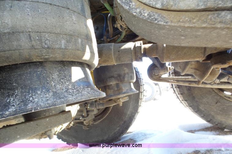 image for item J8804 2005 Freightliner Columbia semi truck