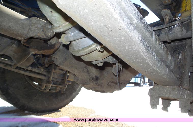 image for item J8804 2005 Freightliner Columbia semi truck