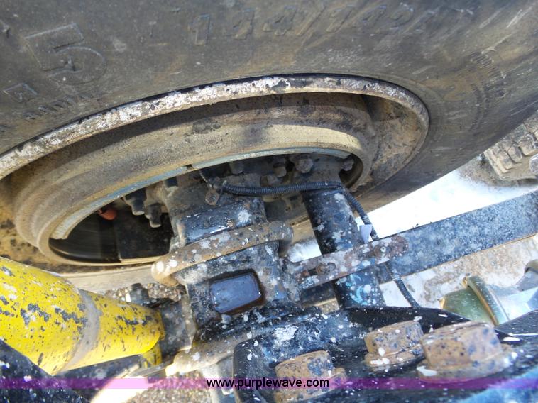 image for item J8804 2005 Freightliner Columbia semi truck