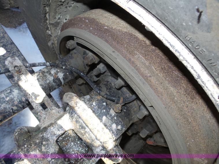 image for item J8804 2005 Freightliner Columbia semi truck