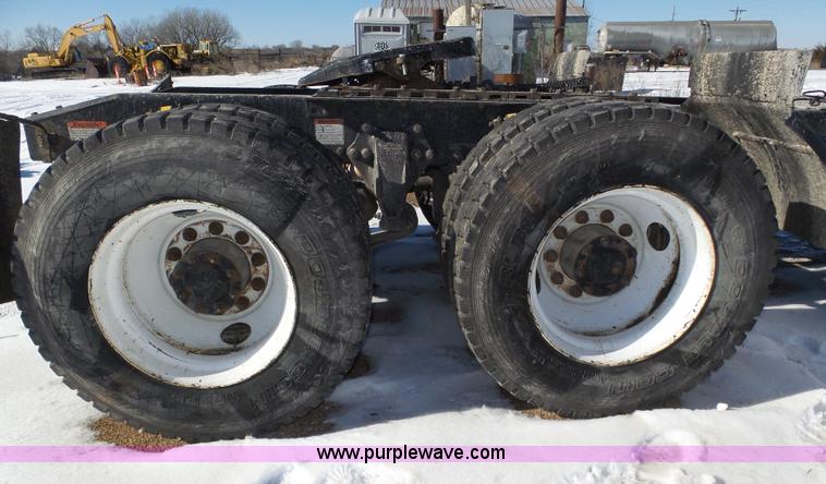 image for item J8804 2005 Freightliner Columbia semi truck