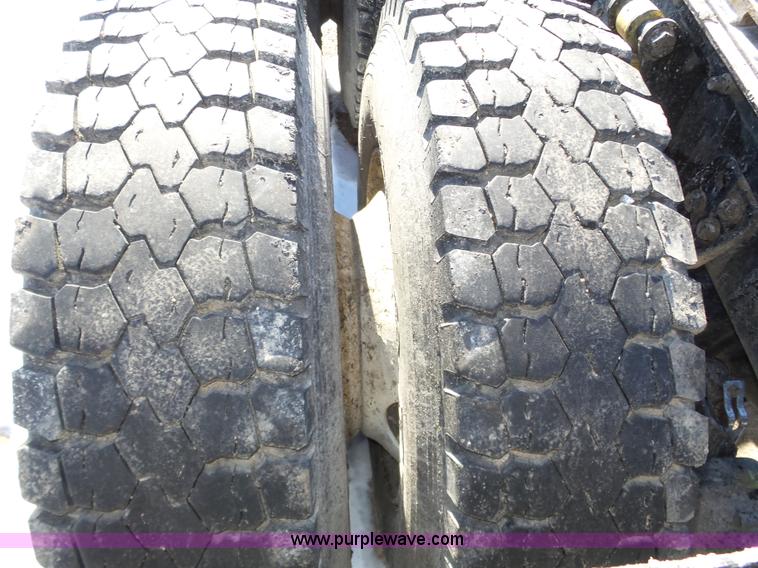 image for item J8804 2005 Freightliner Columbia semi truck