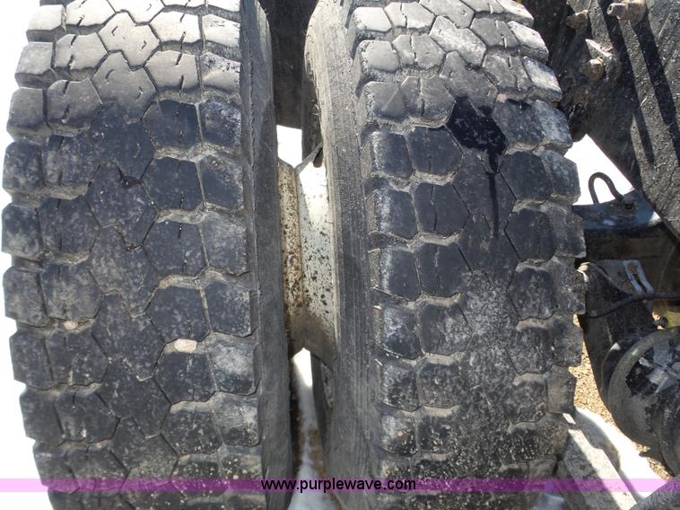 image for item J8804 2005 Freightliner Columbia semi truck