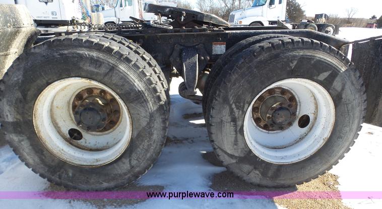 image for item J8804 2005 Freightliner Columbia semi truck