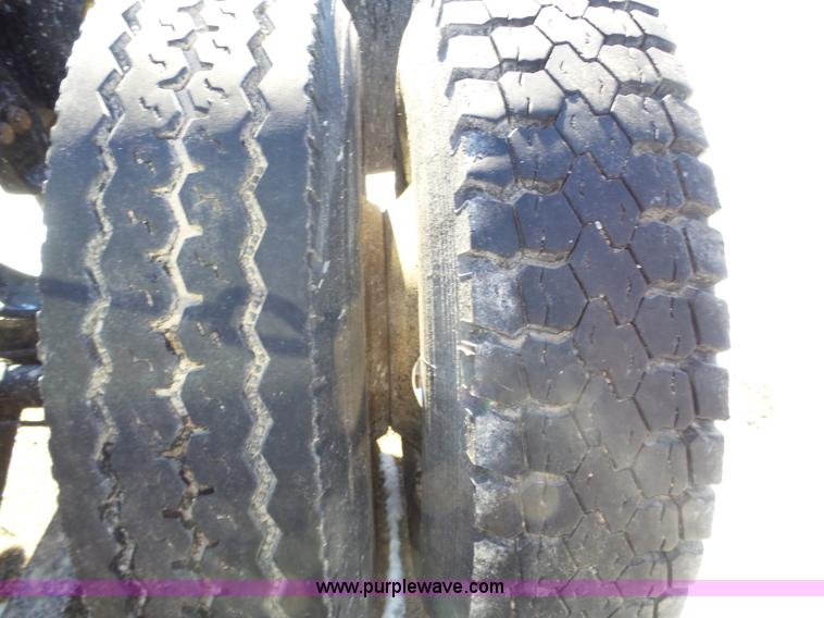 image for item J8804 2005 Freightliner Columbia semi truck