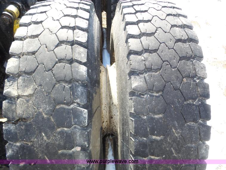 image for item J8804 2005 Freightliner Columbia semi truck