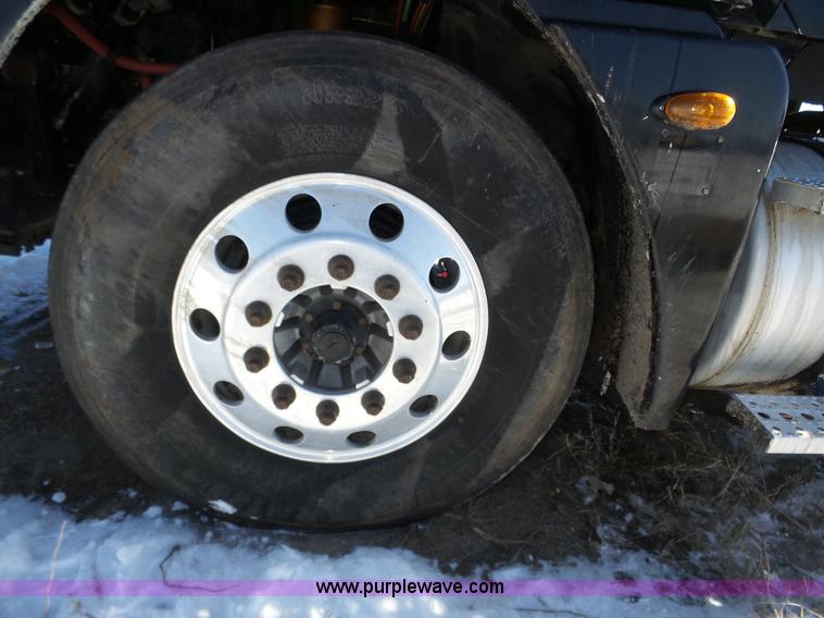 image for item J8804 2005 Freightliner Columbia semi truck