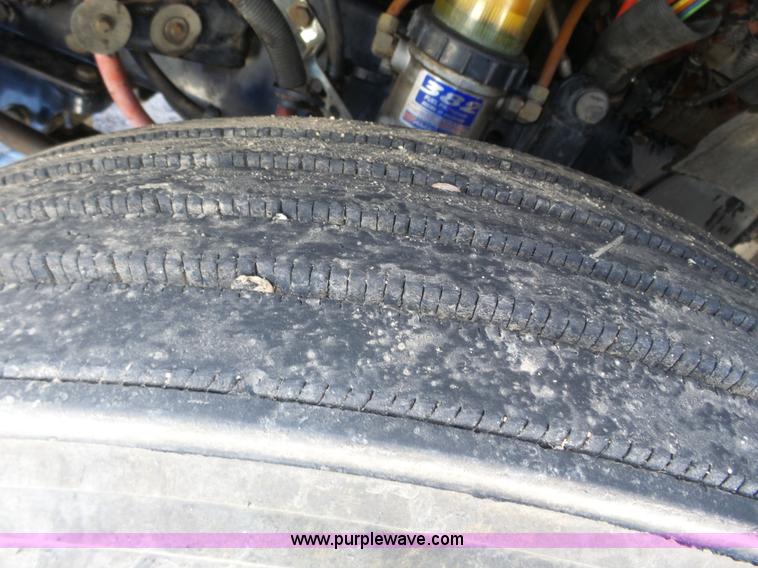 image for item J8804 2005 Freightliner Columbia semi truck