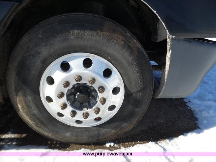 image for item J8804 2005 Freightliner Columbia semi truck