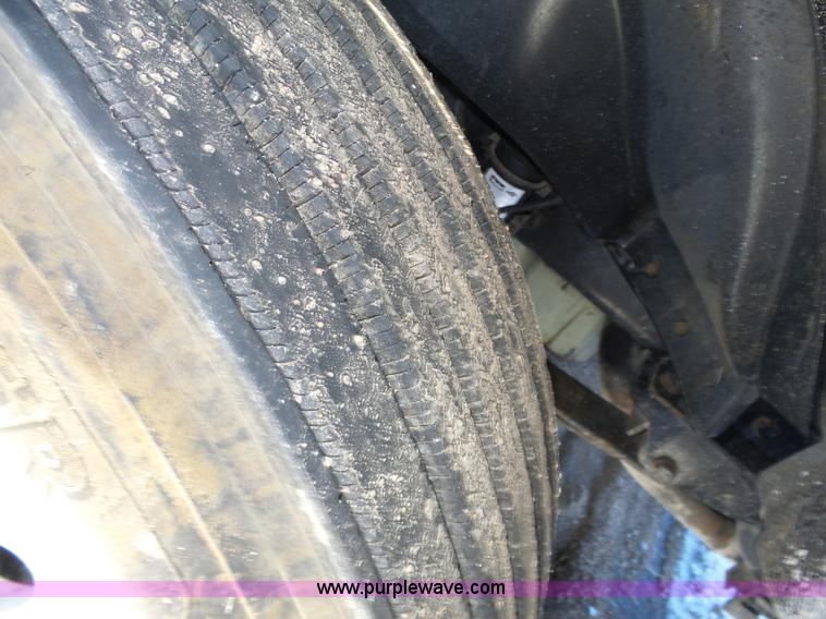 image for item J8804 2005 Freightliner Columbia semi truck