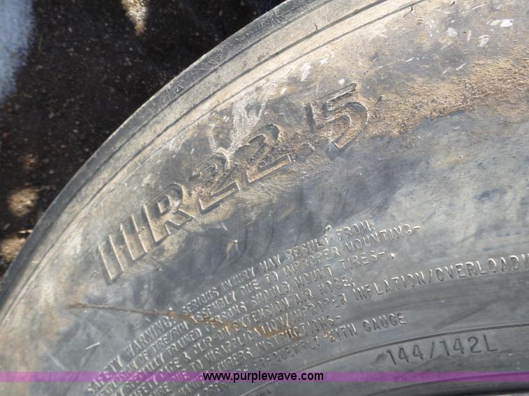 image for item J8804 2005 Freightliner Columbia semi truck