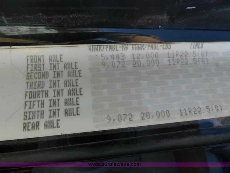 image for item J8804 2005 Freightliner Columbia semi truck