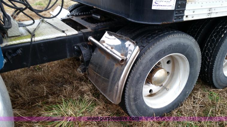 image for item K5388 1994 Peterbilt 379 semi truck