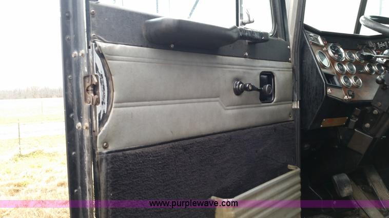 image for item K5388 1994 Peterbilt 379 semi truck