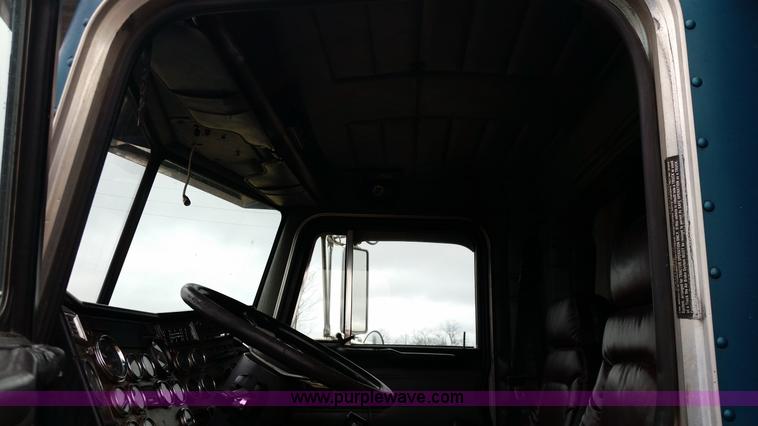 image for item K5388 1994 Peterbilt 379 semi truck