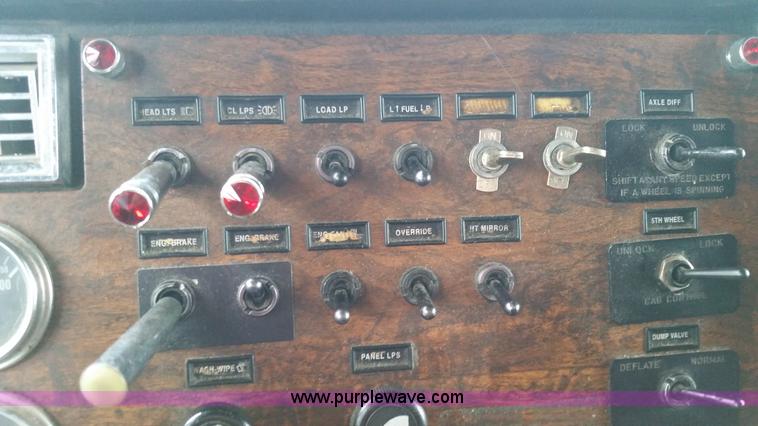 image for item K5388 1994 Peterbilt 379 semi truck