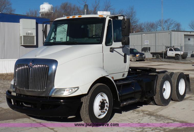 image for item K5493 2005 International TranStar 8600 semi truck