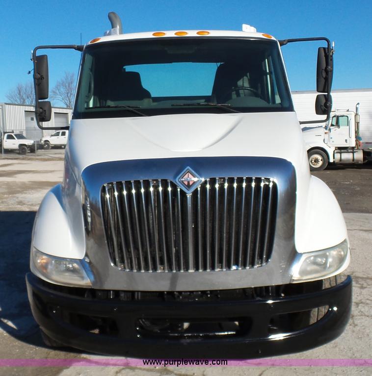 image for item K5493 2005 International TranStar 8600 semi truck