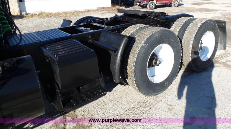 image for item K5493 2005 International TranStar 8600 semi truck