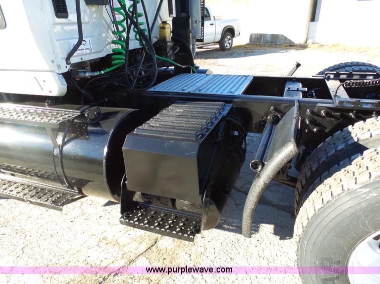 image for item K5493 2005 International TranStar 8600 semi truck