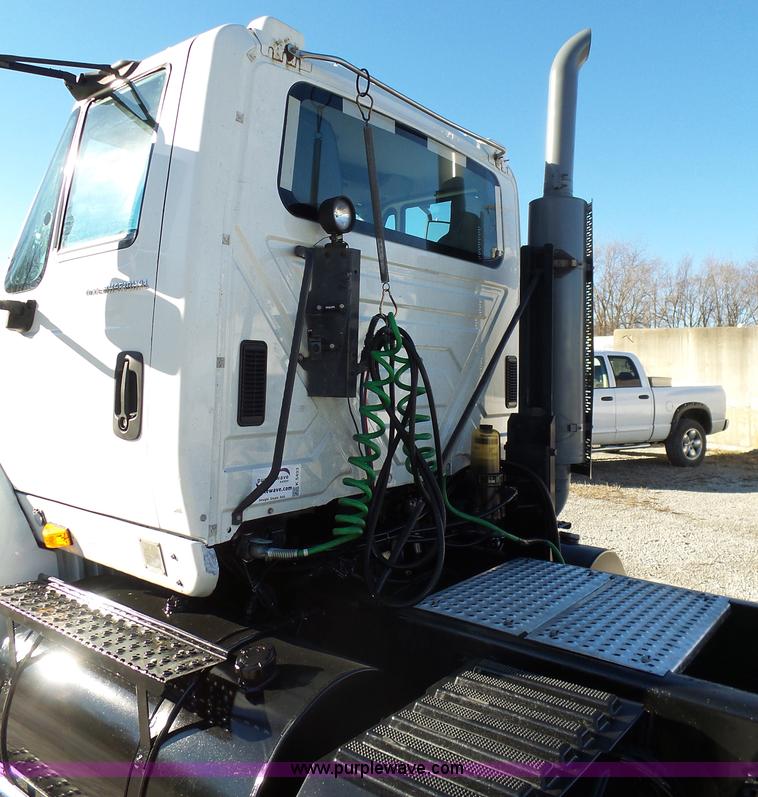 image for item K5493 2005 International TranStar 8600 semi truck