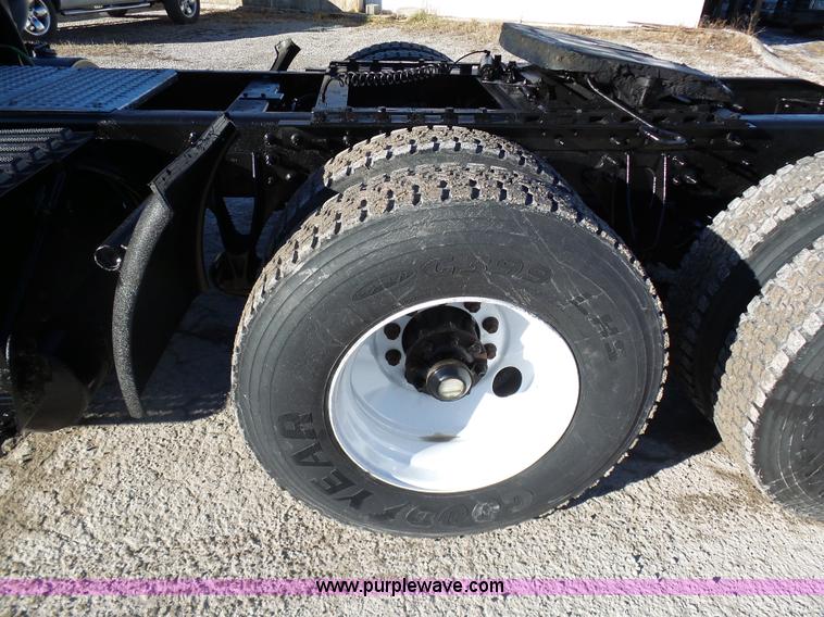 image for item K5493 2005 International TranStar 8600 semi truck