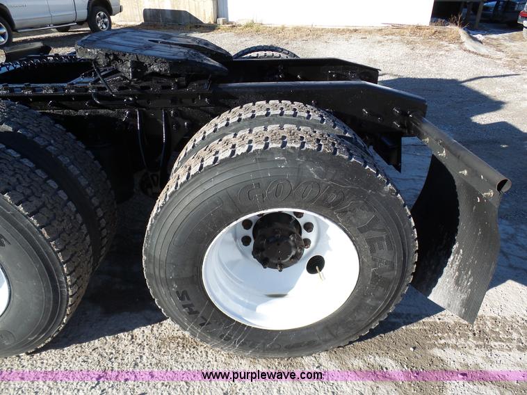 image for item K5493 2005 International TranStar 8600 semi truck