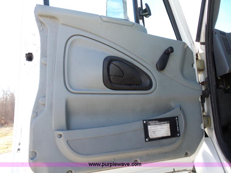 image for item K5493 2005 International TranStar 8600 semi truck