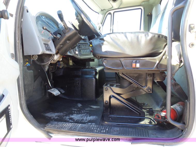 image for item K5493 2005 International TranStar 8600 semi truck