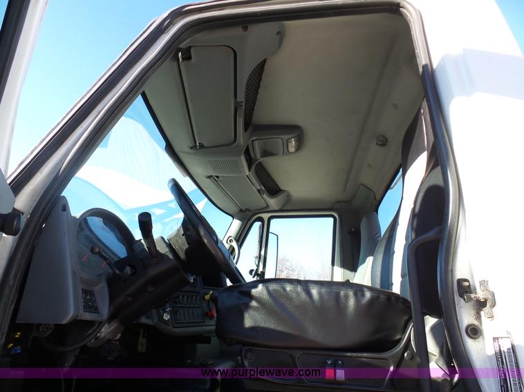 image for item K5493 2005 International TranStar 8600 semi truck