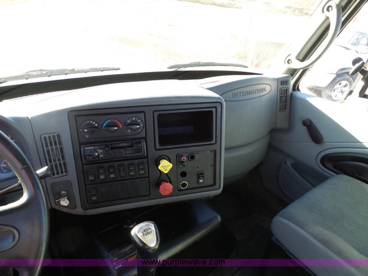 image for item K5493 2005 International TranStar 8600 semi truck