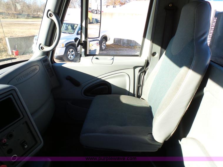image for item K5493 2005 International TranStar 8600 semi truck