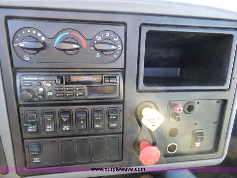 image for item K5493 2005 International TranStar 8600 semi truck