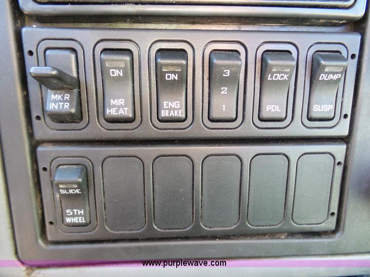 image for item K5493 2005 International TranStar 8600 semi truck