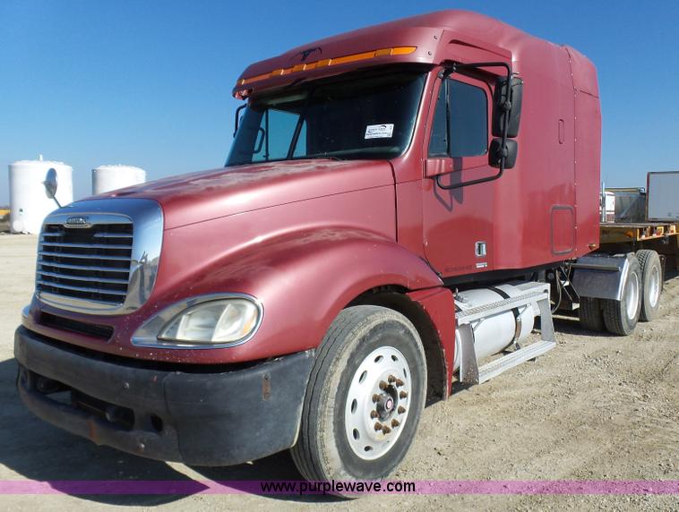 image for item L1509 2005 Freightliner Columbia semi truck
