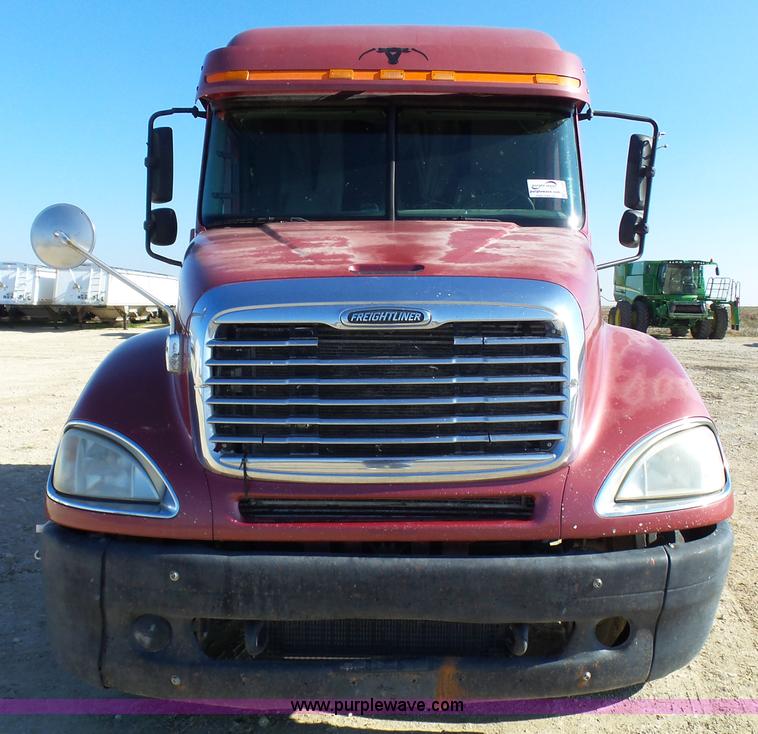 image for item L1509 2005 Freightliner Columbia semi truck