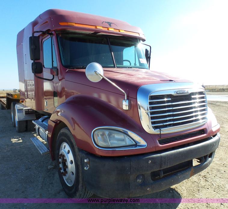 image for item L1509 2005 Freightliner Columbia semi truck